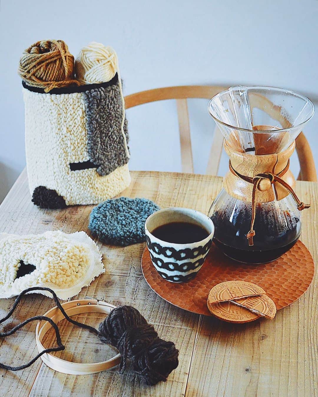 のインスタグラム：「Coffee break with my first #punchneedle works. Using punchneedle was so fun to me！But more practice is needed... . . . コーヒーと最近ハマっているパンチニードル。 まだまだ要練習。。 . . . . #coffeebreak #coffeetime #コーヒータイム　#うつわ　#くらし　#くらしを楽しむ #パンチニードル　#punchneedleart #ケメックス　#fiberart #おやつ」
