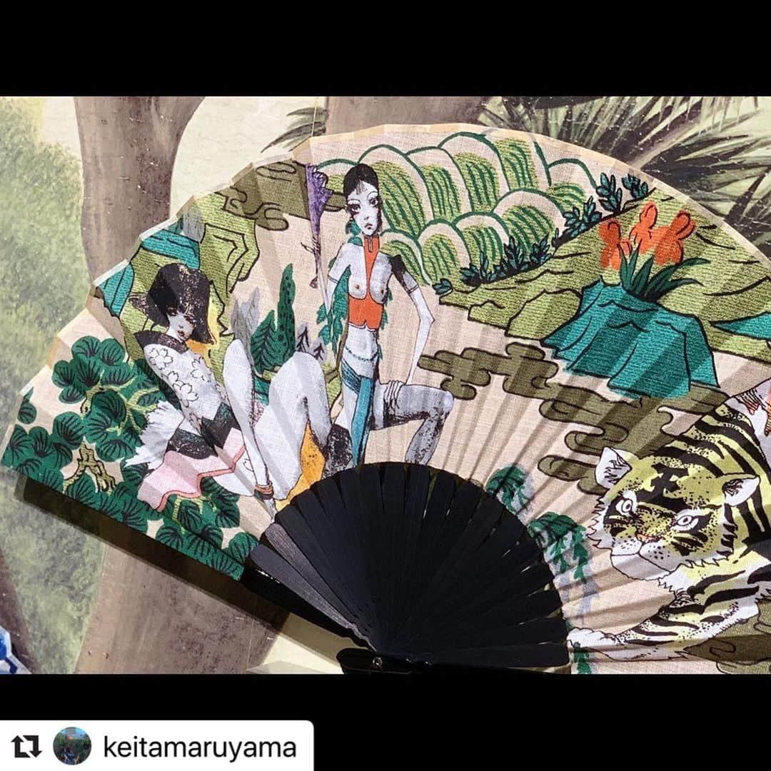 丸山敬太さんのインスタグラム写真 - (丸山敬太Instagram)「#Repost @keitamaruyama with @make_repost ・・・ 今回のポップアップの為に京都の老舗 白竹堂さんに創っていただいた扇子。 ひとつひとつ職人さんが丁寧につくる美しい逸品になりました。コレクションのアーカイブから宇野亜喜良さんに描いていただいた柄など。  こちらも少数限定になっています。  ーEVENTー  12月5日(木)に東急プラザ渋谷3Fにて、 オープニングの第一弾として111 -ICHIICHIICHI- 全スペースを丸山敬太がプロデュース。 . 和のコト、服のコト、うつわのコト、家のコト、年末年始を彩る4つのコトをテーマにした、独自の世界観をお楽しみいただけます。  @hakuchikudo . 創業300年の歴史を持つ白竹堂は、享年三年(1718)江戸幕府第八代将軍徳川吉宗の時代に「金屋孫兵衛(かなやまごべえ)」の屋号で西本願寺前に寺院用扇子の店を開業。 明治以降は、一般用・贈答用の京扇子を製造販売するようになり、近代日本画壇の巨匠・富岡鐵斎氏より「白竹堂」の屋号をいただきました。 . . #白竹堂 #扇子 #京都 #老舗 #職人 #手仕事 #和  #渋谷 #東急プラザ渋谷 #POPUP #KEITAMARUYAMA #ケイタマルヤマ #丸山邸 . . ーーーーーーーーーーーーーーーーーーーー .  暮らしの中に素敵な"コト"を創り出す美しい "モノ'' 達 ー年末年始バージョンー ○12月5日(木) - 16日(月)  10:00 - 21:00 (渋谷フクラス内東急プラザ3F 111-ICHIICHIICHI- にて) ○5日(木)の初日はアーリーオープンのため9:30openとなります。 ○16日(月)の最終日のみ、18時までとなります。 ○東京都渋谷区道玄坂1-2-3 .  ーーーーーーーーーーーーーーーーーーーー」11月26日 19時22分 - keitamaruyama_official