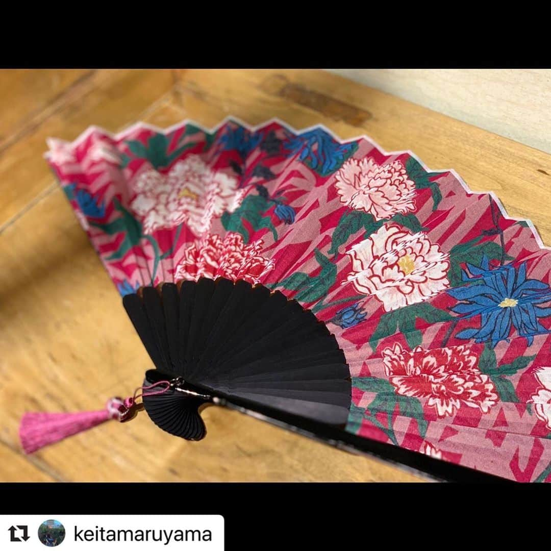 丸山敬太さんのインスタグラム写真 - (丸山敬太Instagram)「#Repost @keitamaruyama with @make_repost ・・・ 今回のポップアップの為に京都の老舗 白竹堂さんに創っていただいた扇子。 ひとつひとつ職人さんが丁寧につくる美しい逸品になりました。コレクションのアーカイブから宇野亜喜良さんに描いていただいた柄など。  こちらも少数限定になっています。  ーEVENTー  12月5日(木)に東急プラザ渋谷3Fにて、 オープニングの第一弾として111 -ICHIICHIICHI- 全スペースを丸山敬太がプロデュース。 . 和のコト、服のコト、うつわのコト、家のコト、年末年始を彩る4つのコトをテーマにした、独自の世界観をお楽しみいただけます。  @hakuchikudo . 創業300年の歴史を持つ白竹堂は、享年三年(1718)江戸幕府第八代将軍徳川吉宗の時代に「金屋孫兵衛(かなやまごべえ)」の屋号で西本願寺前に寺院用扇子の店を開業。 明治以降は、一般用・贈答用の京扇子を製造販売するようになり、近代日本画壇の巨匠・富岡鐵斎氏より「白竹堂」の屋号をいただきました。 . . #白竹堂 #扇子 #京都 #老舗 #職人 #手仕事 #和  #渋谷 #東急プラザ渋谷 #POPUP #KEITAMARUYAMA #ケイタマルヤマ #丸山邸 . . ーーーーーーーーーーーーーーーーーーーー .  暮らしの中に素敵な"コト"を創り出す美しい "モノ'' 達 ー年末年始バージョンー ○12月5日(木) - 16日(月)  10:00 - 21:00 (渋谷フクラス内東急プラザ3F 111-ICHIICHIICHI- にて) ○5日(木)の初日はアーリーオープンのため9:30openとなります。 ○16日(月)の最終日のみ、18時までとなります。 ○東京都渋谷区道玄坂1-2-3 .  ーーーーーーーーーーーーーーーーーーーー」11月26日 19時22分 - keitamaruyama_official