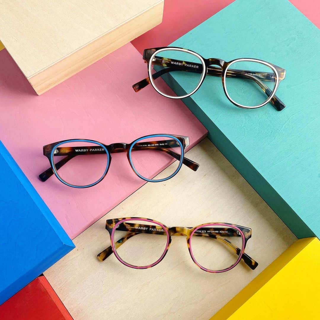 Warby Parkerのインスタグラム：「Our holiday gift guide is here! And it's a one-stop shop for anyone with eyeballs 👀😜 This new rendition of Percey ⬆️ has been paired with a pop of peppy color and our Concentric construction. Check our Story to see what we’ve cooked up for the merriest, cheeriest, and most delightful time of the year!」