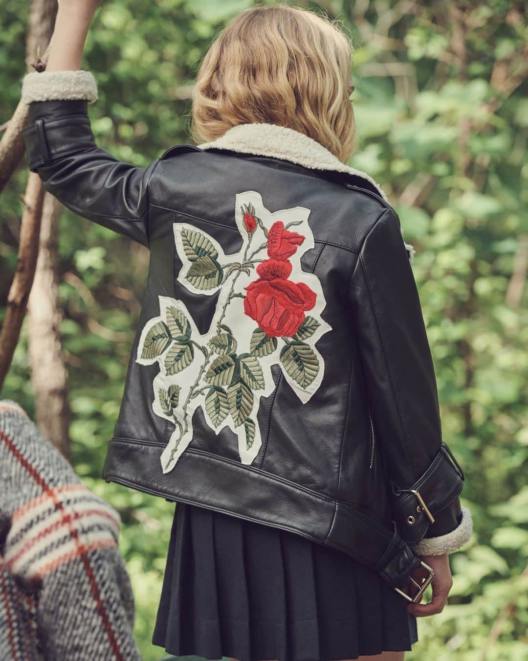 オスカーデラレンタさんのインスタグラム写真 - (オスカーデラレンタInstagram)「Fall florals. A leather jacket for your mini with patchwork embroidery.」11月27日 4時52分 - oscardelarenta