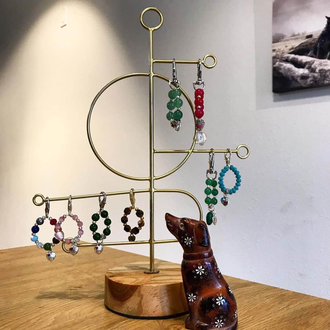 Dogs by Ginaのインスタグラム：「Gemstone collar charms made by local artist Suzanne Irving. The perfect stocking stuffer 🎄🐾」