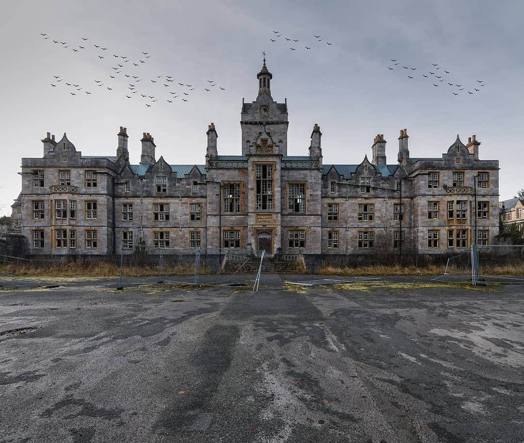 Abandoned Placesさんのインスタグラム写真 - (Abandoned PlacesInstagram)「An old decaying asylum in the UK. Photography by @emptyspaces.uk」11月27日 5時00分 - itsabandoned