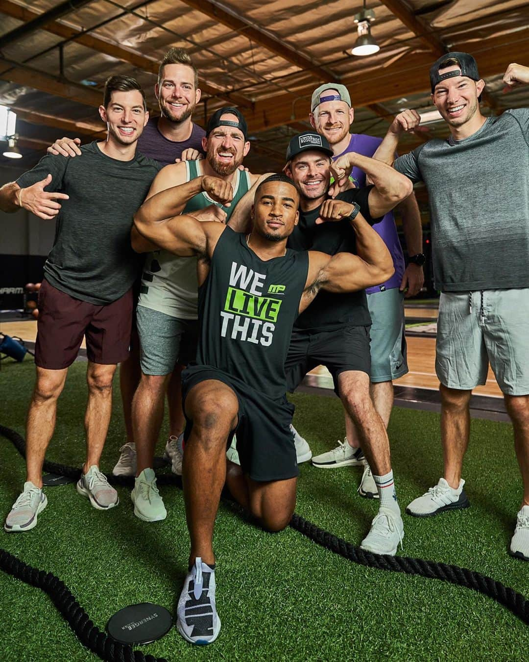 ザック・エフロンのインスタグラム：「They have one of the biggest channels on YouTube, and it’s easy to see why. Check out our #GymTime partner challenge with the crew from @DudePerfect! [link in bio]⁣」