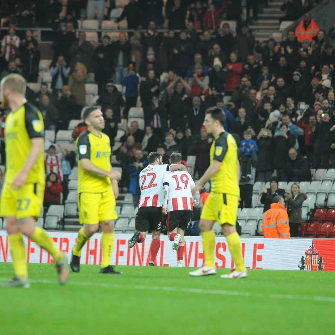 サンダーランドAFCさんのインスタグラム写真 - (サンダーランドAFCInstagram)「Aiden McGeady tucks away his sixth goal of the season but Burton respond immediately.  Game on. Ha'way The Lads! 🔴⚪️」11月27日 5時15分 - sunderlandafcofficial