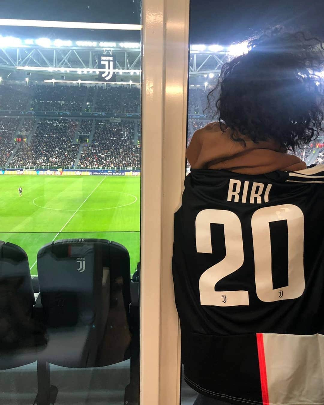 ユヴェントスFCさんのインスタグラム写真 - (ユヴェントスFCInstagram)「@badgalriri in the house tonight 🔥⚪⚫ #LiveAhead #JuveAtleti」11月27日 5時25分 - juventus