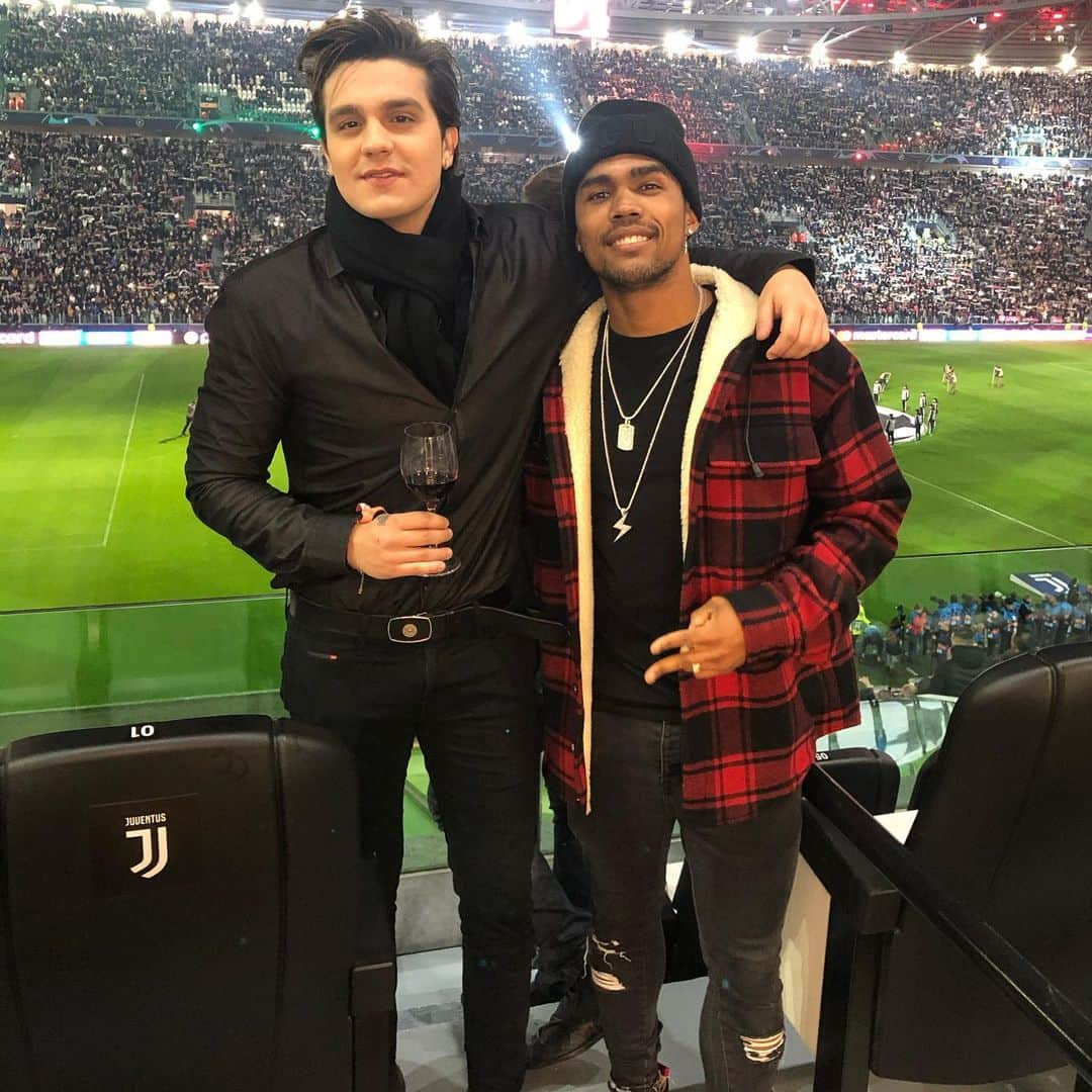 ダグラス・コスタさんのインスタグラム写真 - (ダグラス・コスタInstagram)「Seja bem vindo a nossa casa meu mano @luansantana」11月27日 5時36分 - douglascosta