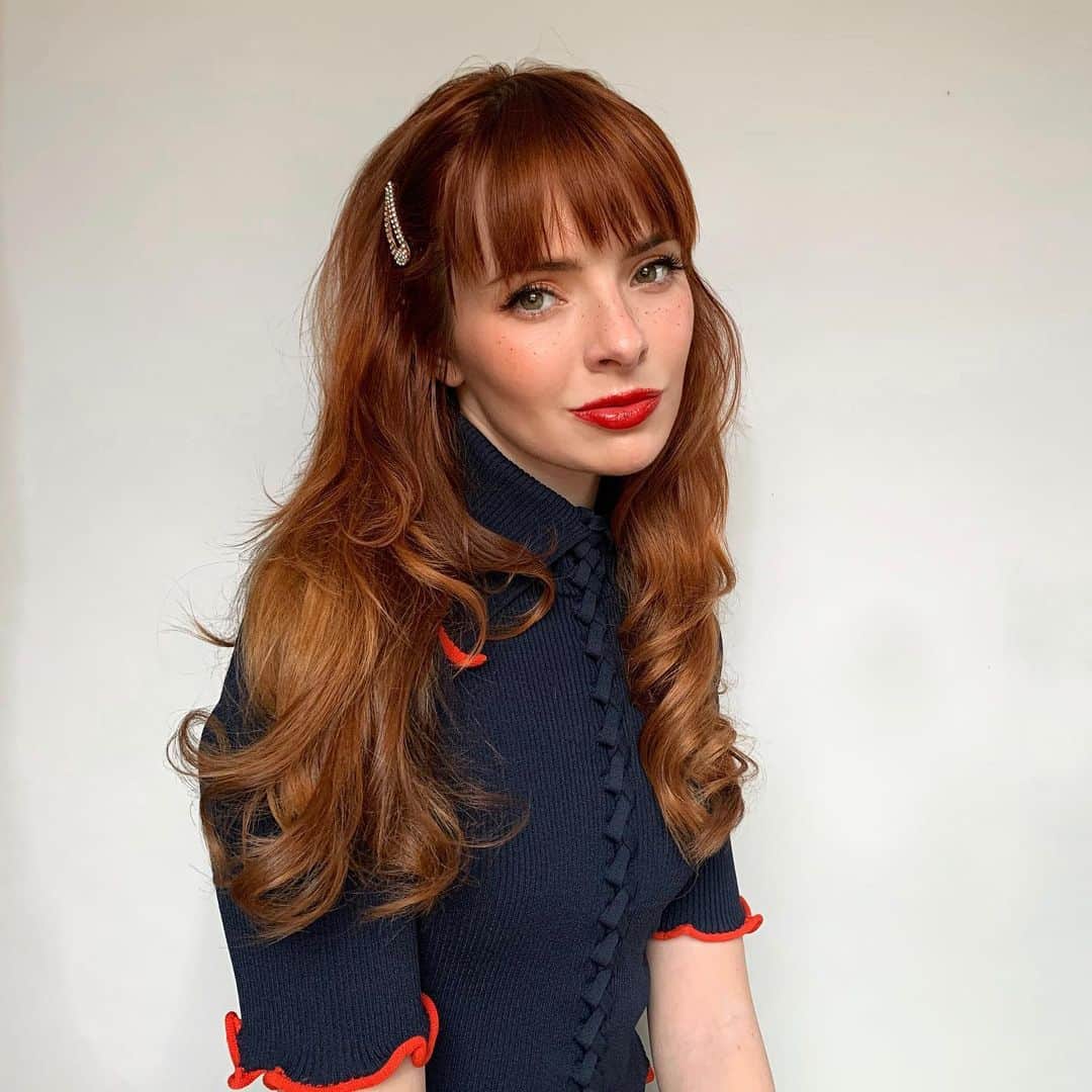 ジェーン・アルドリッジのインスタグラム：「I am hair obsessed and have so many tools in my kit,  but the @ghd_northamerica gold styler is my absolute favorite right now. I have been using the styler exclusively since I got it. I love that it only takes twenty five seconds to heat up! This style took five minutes start to finish, and I love how these curls turned out. There is a huge difference between this styler and other flat irons I’ve used in the past, the GHD offers a lot more control for styling. I am using the holiday version of the styler available @ultabeauty, it comes with a burgundy leather case and these cute @mykitsch hair clips I used for this look. Swipe to see the video for how I created these curls! Music by Mux Mool. #sponsored」