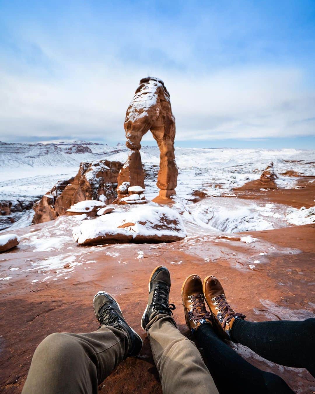 Travis Burkeのインスタグラム：「This morning was magical in Arches National Park, Utah! I’ve spent tons of time here but have never seen it in snow.  The hike out to Delicate Arch with @gypsealaysea was a bit sketchy but the views were incredible! It was also super nice to be able to keep my camper at 70° F (21°C) all night,  which makes adventures like this so much more enjoyable! 🤓☃️ ❗️UPDATE- Two people just died on this hike, please know your limits and be extremely careful, especially in winter conditions! ❗️ #ArchesNationalPark #DelicateArch #Utah #snow」