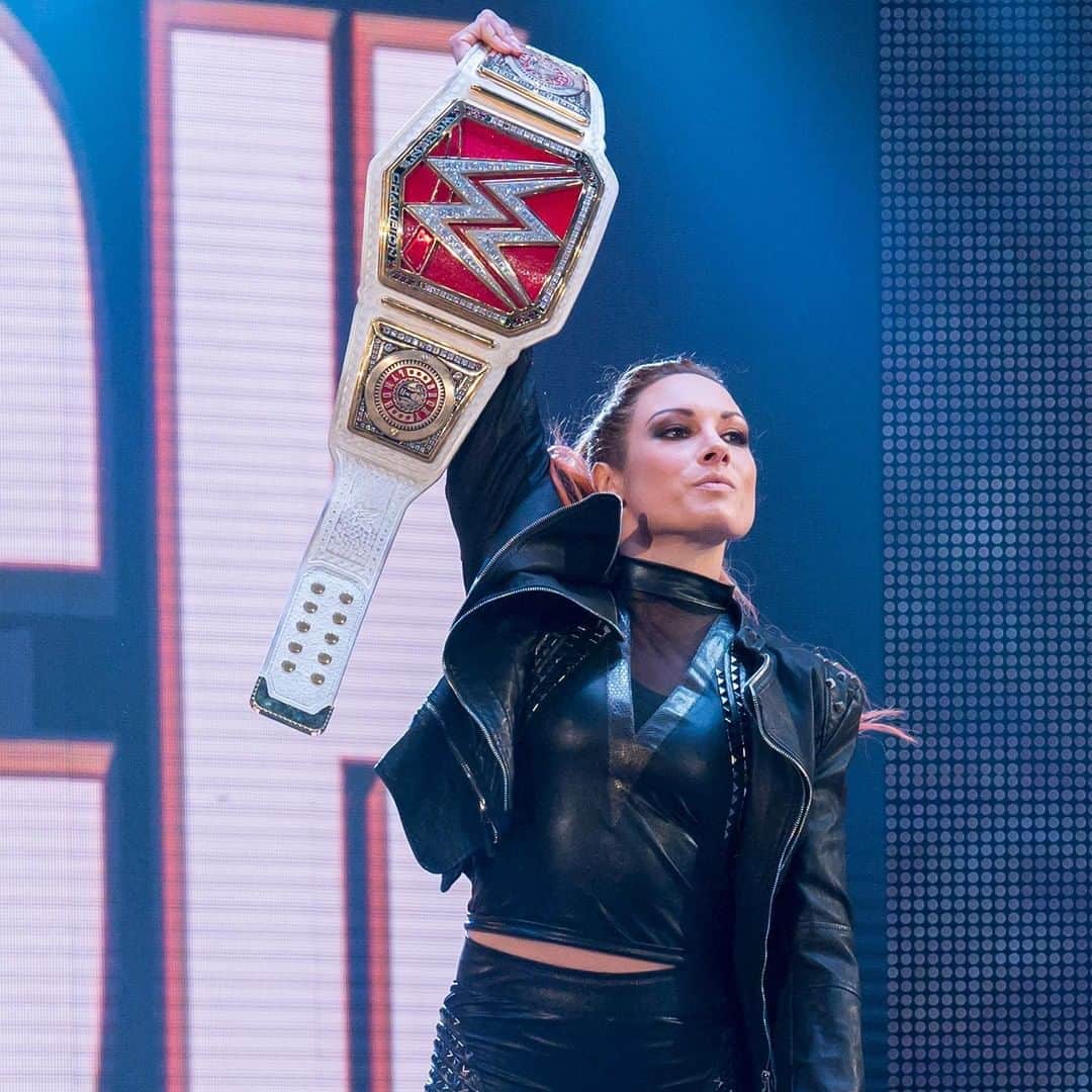 WWEさんのインスタグラム写真 - (WWEInstagram)「2️⃣3️⃣2️⃣ days. Congrats to the longest-reigning #RAW #WomensChampion of all time, @beckylynchwwe!」11月27日 6時00分 - wwe