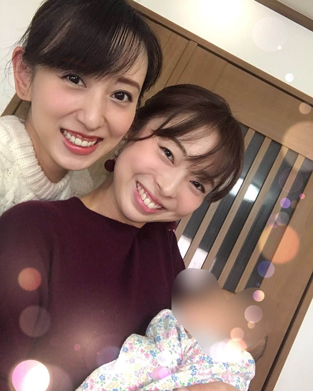 音花ゆりのインスタグラム：「. . まりいのベビーちゃんに会ってきました✨ 可愛かったぁぁぁぁぁ❤️ 天使でした👼 そしてやっとやっと、みんなからのお誕生日プレゼントも渡せた🎁😅 遅くなってごめんよ… . 写真撮ったら、アングルが夫婦写真みたいになって爆笑🤣 . . #ベビーちゃん #まだ首も座ってない #かわいすぎた　　#お誕生日プレゼント　#だいぶ遅いね　#パン祭り」