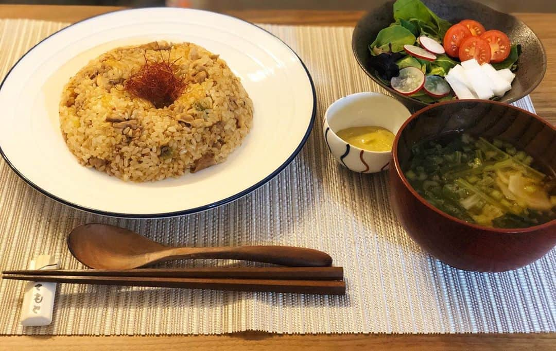 真飛聖さんのインスタグラム写真 - (真飛聖Instagram)「☺︎まとぶ飯☺︎ チーズとろ〜り豚キムチャーハン。 〜参考レシピは 毎度お馴染み @kurashiru  チャーハンの中には  とろけるチーズをいれてます〜  サラダ🥗。 〜ドレッシングはドイツで買った わさびマスタード〜 美味しい  かぶと小松菜のお味噌汁。  #まとぶ飯 #真飛聖」11月26日 21時17分 - sei_matobu