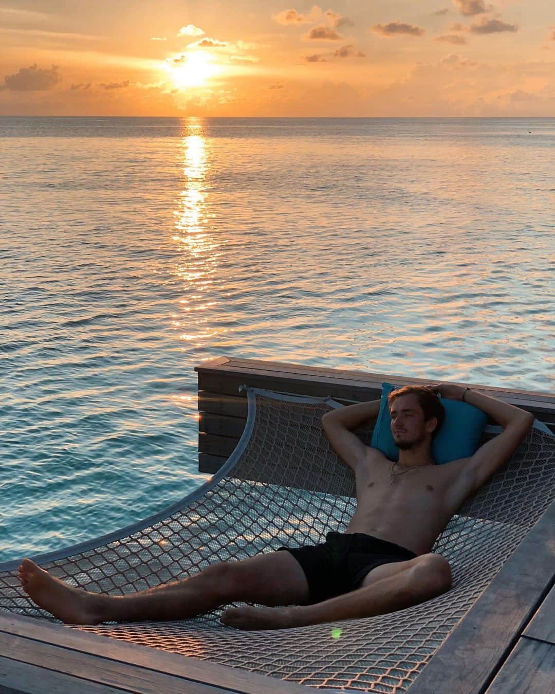 ダニール・メドベージェフのインスタグラム：「Best sunsets in @waldorfastoriamaldives 🌍🌙✨// Лучшие закаты в @waldorfastoriamaldives 🌍🌙✨ #WApartner #WaldorfAstoriaMaldives #LiveUnforgettable #WaldorfAstoria」