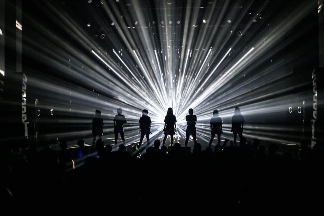 水野まいさんのインスタグラム写真 - (水野まいInstagram)「改めまして、11月24日 predia 9th anniversary tour 2019 [SHINKA] FINAL presented by LIVE DAM Ai ありがとうございました😊❤️. . . 11月24日は進化の日という凄い偶然🥺♥️. . . この日はいつものライブより緊張してました。いい意味でね。9年間頑張ってきたから今があるんだなって。いつもそんなことを感じながら歌うとすぐ涙腺が崩壊してしまうんですが、、、笑。  でも今回は珍しくDiaLoveをやって最初の頃を思い出しました。 prediaとして初めやった曲だからとても思い入れがあるけど、サビの「手を繋いでさ登ってゆこう」とか「大丈夫乗り越えて行けるから」って言葉がもう、、、。 メンバー、スタッフさん、ファンの皆で手を取りあって登っていっていけば、まだまだ乗り越えて行けるなって。そんなことをライブをしながら感じてました。MCの時はこのようなことを言いたかったのですが言葉足らずだったかもなので追記です。🥺 . . そしてツアーファイナルで新メンバーの"あのん" @anon_551 が加入しました☺️❤️. . . これから7人体制で目標の東京ドームに向けて頑張ります😊❤️. その前にあかねが言ったように武道館をまず実現させる為に頑張っていきます😆❤️. これからも応援よろしくお願いします🥺❤️ . ライブも最高でしたが、終わった後の特典会はとても幸せな時間でした☺️💓 本当にありがとう☺️💓 水野頑張ります🥺💓. . . #live #predia #livedam  #photography #photo #livephotography #livephoto #instagood #instagram #instalike #me #idol #love #thankyou #follow  #第一興商 #ライブ #衣装 #アイドル #ミディアムヘア #ミディアムボブ #ツアーファイナル #ツアー #楽しかった #楽しかったね #最高 #9周年 #おめでとう #おめでとう㊗️ #がんばろう」11月26日 21時13分 - predia_mizuno_mai