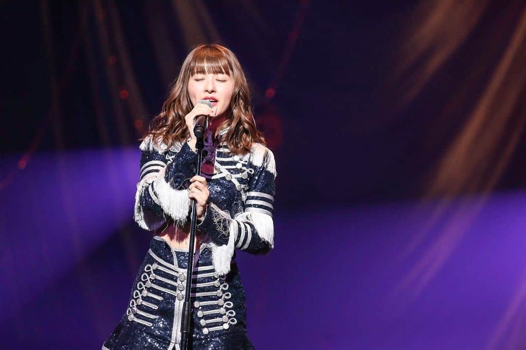 水野まいさんのインスタグラム写真 - (水野まいInstagram)「改めまして、11月24日 predia 9th anniversary tour 2019 [SHINKA] FINAL presented by LIVE DAM Ai ありがとうございました😊❤️. . . 11月24日は進化の日という凄い偶然🥺♥️. . . この日はいつものライブより緊張してました。いい意味でね。9年間頑張ってきたから今があるんだなって。いつもそんなことを感じながら歌うとすぐ涙腺が崩壊してしまうんですが、、、笑。  でも今回は珍しくDiaLoveをやって最初の頃を思い出しました。 prediaとして初めやった曲だからとても思い入れがあるけど、サビの「手を繋いでさ登ってゆこう」とか「大丈夫乗り越えて行けるから」って言葉がもう、、、。 メンバー、スタッフさん、ファンの皆で手を取りあって登っていっていけば、まだまだ乗り越えて行けるなって。そんなことをライブをしながら感じてました。MCの時はこのようなことを言いたかったのですが言葉足らずだったかもなので追記です。🥺 . . そしてツアーファイナルで新メンバーの"あのん" @anon_551 が加入しました☺️❤️. . . これから7人体制で目標の東京ドームに向けて頑張ります😊❤️. その前にあかねが言ったように武道館をまず実現させる為に頑張っていきます😆❤️. これからも応援よろしくお願いします🥺❤️ . ライブも最高でしたが、終わった後の特典会はとても幸せな時間でした☺️💓 本当にありがとう☺️💓 水野頑張ります🥺💓. . . #live #predia #livedam  #photography #photo #livephotography #livephoto #instagood #instagram #instalike #me #idol #love #thankyou #follow  #第一興商 #ライブ #衣装 #アイドル #ミディアムヘア #ミディアムボブ #ツアーファイナル #ツアー #楽しかった #楽しかったね #最高 #9周年 #おめでとう #おめでとう㊗️ #がんばろう」11月26日 21時13分 - predia_mizuno_mai