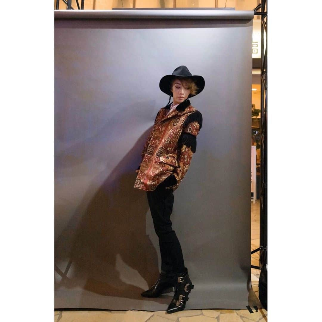 美弥るりかさんのインスタグラム写真 - (美弥るりかInstagram)「. . 【VOGUE FASHION'S NIGHT OUT OSAKA 2019】﻿ ﻿ 当日はクロージングイベントにも出席させていただきました✨﻿ ステージに立つのは緊張しましたが、﻿ たくさんの方々が会いに来てくださっていたおかげで、無事終えることができました😊﻿ 温かいご声援を本当にありがとうございました🙇‍♂️💕﻿ ﻿ ﻿ その時着ていた素敵な服は、帽子以外全てETROさんです☺️﻿ @etro  フリンジのついた豪華なjacketが、とてもお気にいりでした✨﻿ ﻿ ﻿ そして、１枚目〜6枚目の画像は当日特設会場があった﻿ カメラブランド「ライカ」のイベントブースで撮影していただいた写真です📸﻿ ﻿ 日本ではこれから発売される新商品「ライカＳＬ２」﻿ ミラーレス一眼カメラで約4700万画素もあるそうです‼️﻿ カメラの進化も凄さを感じ、楽しいshootingでした✨﻿ ﻿ ﻿ また、皆様にお会いできるイベントに参加できたら嬉しいです☺️ ﻿ ﻿ ﻿ #HANKYUMODE﻿ #FNO_OSAKA﻿ #FNOJP﻿ #阪急百貨店﻿ #阪急うめだ本店﻿ #阪急メンズ大阪﻿ #etro﻿ #Leica﻿ #ライカ﻿ #美弥るりか﻿ #rurikamiya ﻿  styling by @kiyoai413  hair Make  @_chitchikichi ﻿ 1枚目-6枚目﻿ photo by  Hideki Takahashi﻿ 7枚目-10枚目﻿ photo by @yas_fukuta」11月26日 21時13分 - rurika_miya_official