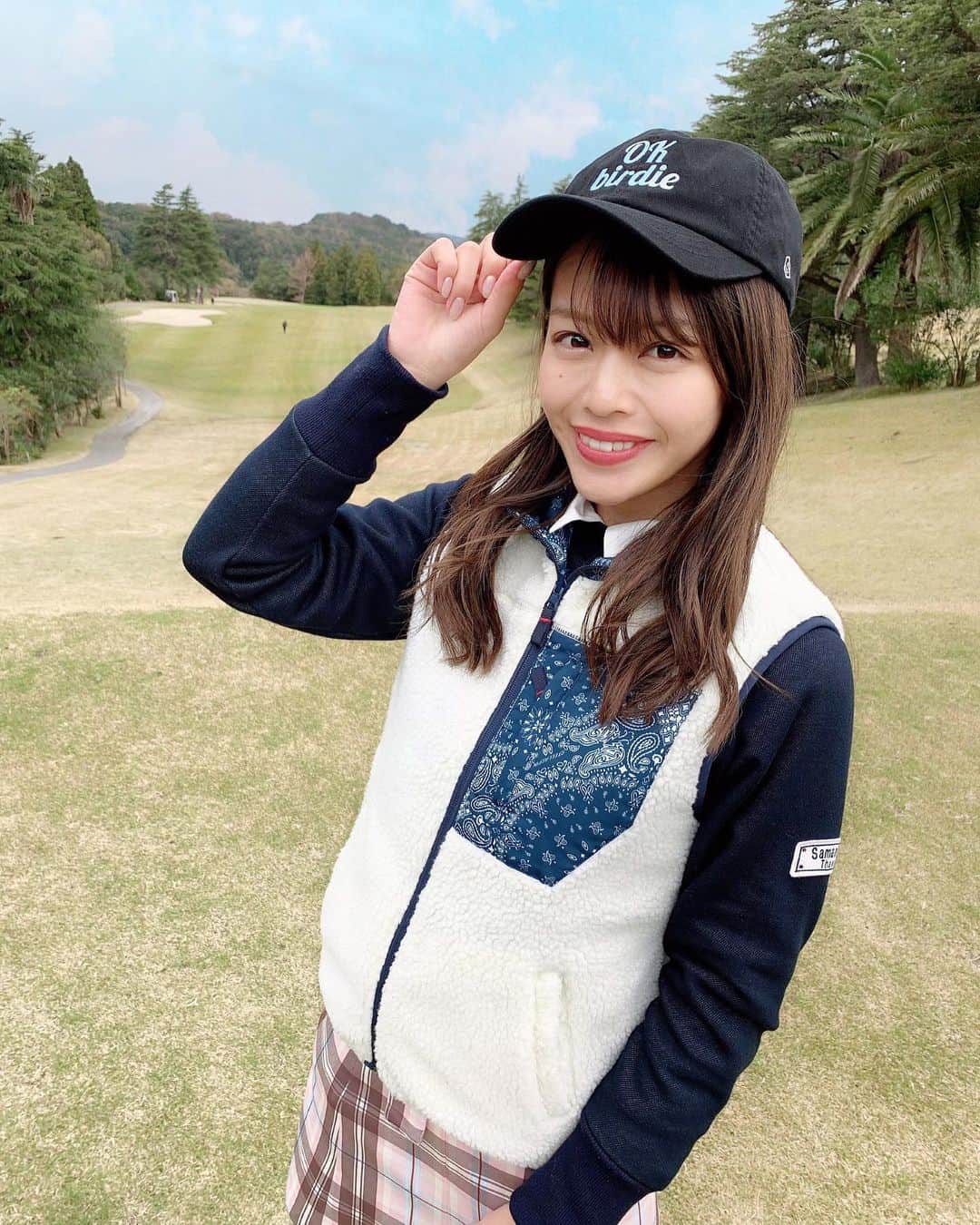 石倉侑芽さんのインスタグラム写真 - (石倉侑芽Instagram)「. . 今日は @sae_golf さんにお誘い頂き、 ゴルフウェアブランド @stellaspin_official の 【⛳️STELLASPIN CUP⛳️】 に参加してきました〜！💓 . ペイズリー柄が可愛いボアベスト☺️ #ゆめちんコーデ cap/outer... @stellaspin_official tops/skirt... @samantha_golf . 女子だらけのコンペ⛳️ 周りにゴルフ女子🏌️‍♀️居なかったから 沢山お友達ができて嬉しかった☺️💓 しかもみんなめっちゃ上手で 勉強になったし自分もいつかあんなになれるように また練習頑張ろってモチベーションが上がりました🥺💕 . ３枚めの @rean.tokyo スキンミスト✨ おすすめしてくれて使ってみたら めっちゃよかった〜❣️ 冬のゴルフって乾燥しまくるから お肌もヘアもこまめにケアが必須😭💓 デイリーでも使ってみよかな💓 . 楽しかったな〜☺️ 参加者の皆さんありがとうございました💓 . #ゴルフ#ゴルフ女子#ゴルフ初心者#ゴルフウェア #ゴルフコーデ#ステラスピン#stellaspin #リアン#rean #サマンサゴルフ#ゴルフ場#golf  #トーヨーカントリークラブ」11月26日 21時13分 - yume8115