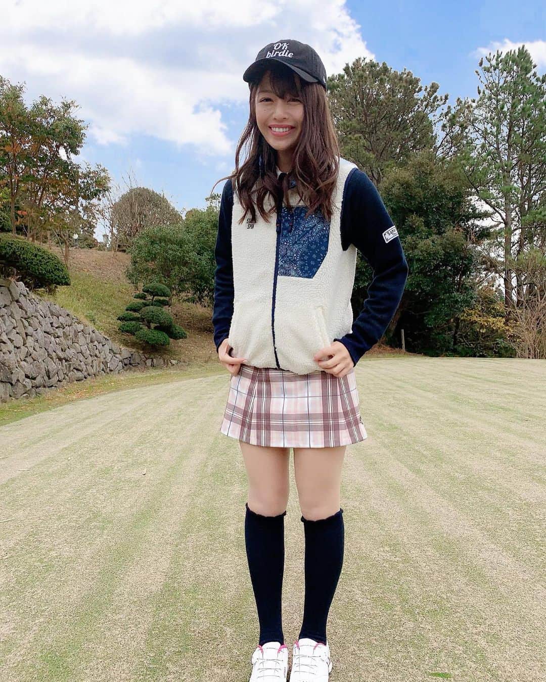 石倉侑芽さんのインスタグラム写真 - (石倉侑芽Instagram)「. . 今日は @sae_golf さんにお誘い頂き、 ゴルフウェアブランド @stellaspin_official の 【⛳️STELLASPIN CUP⛳️】 に参加してきました〜！💓 . ペイズリー柄が可愛いボアベスト☺️ #ゆめちんコーデ cap/outer... @stellaspin_official tops/skirt... @samantha_golf . 女子だらけのコンペ⛳️ 周りにゴルフ女子🏌️‍♀️居なかったから 沢山お友達ができて嬉しかった☺️💓 しかもみんなめっちゃ上手で 勉強になったし自分もいつかあんなになれるように また練習頑張ろってモチベーションが上がりました🥺💕 . ３枚めの @rean.tokyo スキンミスト✨ おすすめしてくれて使ってみたら めっちゃよかった〜❣️ 冬のゴルフって乾燥しまくるから お肌もヘアもこまめにケアが必須😭💓 デイリーでも使ってみよかな💓 . 楽しかったな〜☺️ 参加者の皆さんありがとうございました💓 . #ゴルフ#ゴルフ女子#ゴルフ初心者#ゴルフウェア #ゴルフコーデ#ステラスピン#stellaspin #リアン#rean #サマンサゴルフ#ゴルフ場#golf  #トーヨーカントリークラブ」11月26日 21時13分 - yume8115