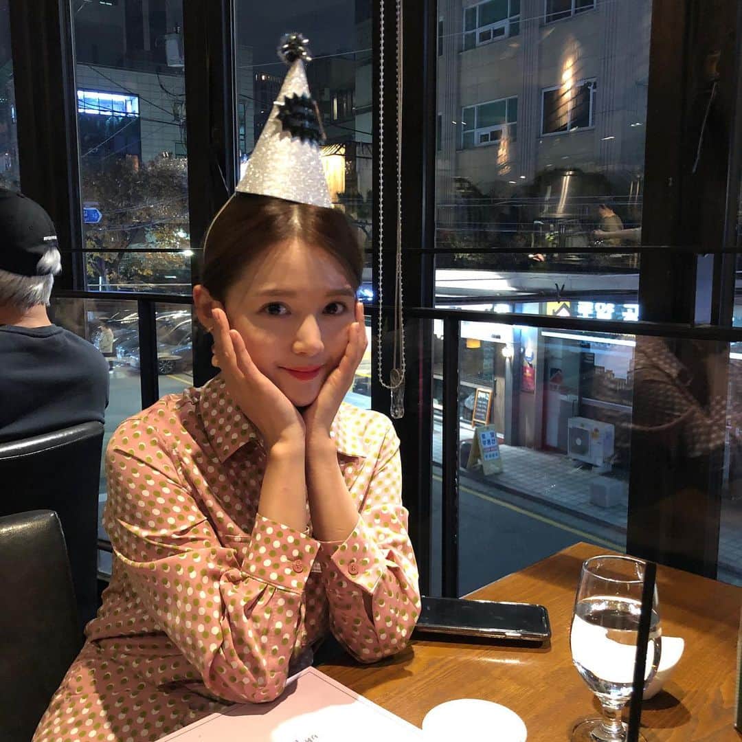 ナム・ボラさんのインスタグラム写真 - (ナム・ボラInstagram)「생일 저녁🤗 태어나서 행복해요 #뒤에모르는사람들과 #설정아님 #진짜모름」11月26日 21時27分 - nambora