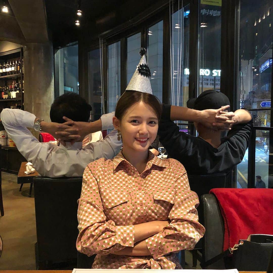 ナム・ボラさんのインスタグラム写真 - (ナム・ボラInstagram)「생일 저녁🤗 태어나서 행복해요 #뒤에모르는사람들과 #설정아님 #진짜모름」11月26日 21時27分 - nambora