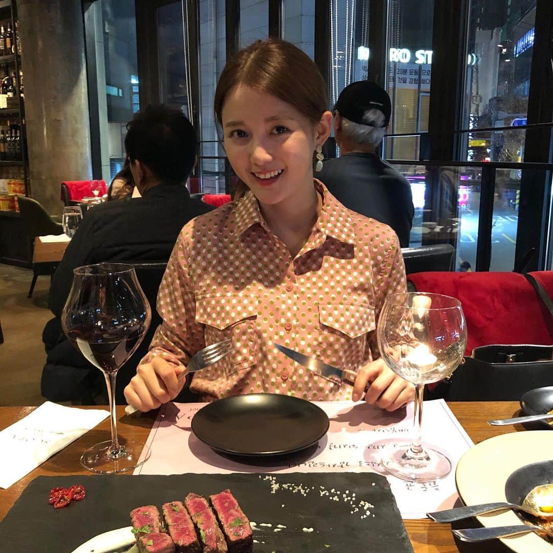 ナム・ボラさんのインスタグラム写真 - (ナム・ボラInstagram)「생일 저녁🤗 태어나서 행복해요 #뒤에모르는사람들과 #설정아님 #진짜모름」11月26日 21時27分 - nambora