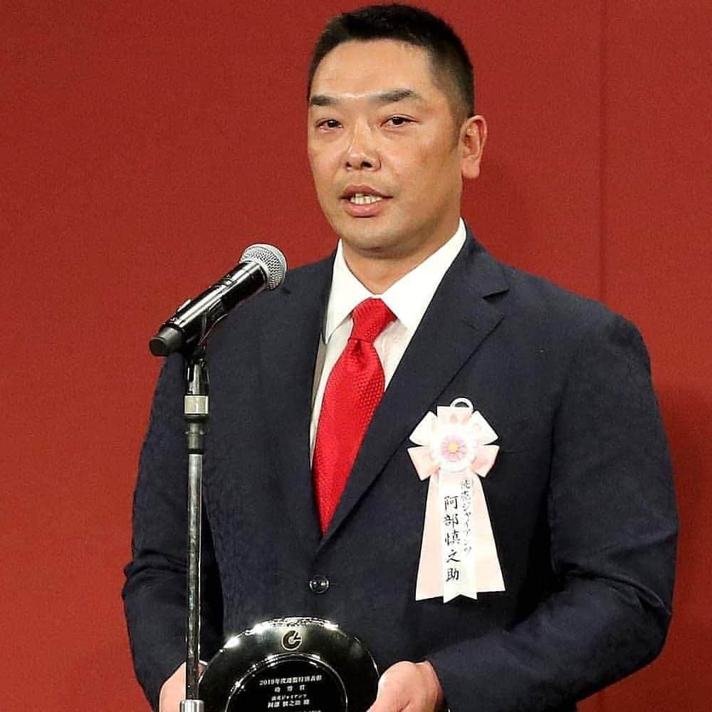 読売巨人軍さんのインスタグラム写真 - (読売巨人軍Instagram)「プロ野球の年間表彰式「NPB AWARDS 2019 supported by リポビタンＤ」 セ・リーグ最優秀監督賞に #原辰徳 監督、功労賞に引退を表明した #阿部慎之助 選手が選ばれました🤩 #巨人  #ジャイアンツ  #読売ジャイアンツ #giants」11月26日 21時26分 - yomiuri.giants