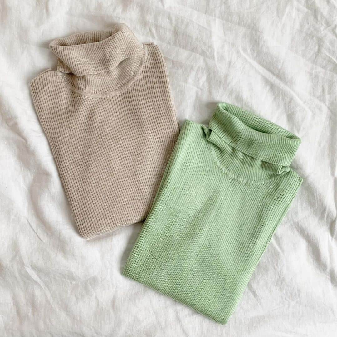 ryuu79hinaのインスタグラム：「#gu購入品 ・ ・ #リブタートルネックセーター ◎ベージュ ◎ライトグリーン ・ ・ サイズはぴったり着たくないからXLにしたよ！ ・ ・ GUのグリーンがツボ💚 ・ ・ ━━━━━━━━━━━━━━━ #gu#ジーユー#gu_for_all#Locari#記録#置き画くら部#おきがくらぶ#おきが倶楽部#置き画#置き画倶楽部#プチプラ#おしゃれすきな人と繋がりたい」
