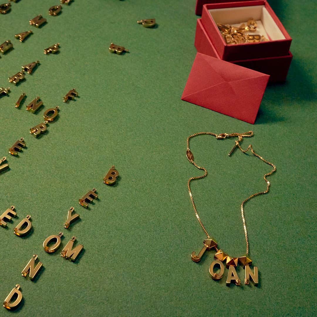 Valentinoさんのインスタグラム写真 - (ValentinoInstagram)「Design your own one-of-a-kind necklace with Call Me Valentino, the new collection of customizable alphabet charms, shot for the Valentino Holiday campaign, #JoanForTheHolidays. #ValentinoGaravani」11月26日 21時20分 - maisonvalentino