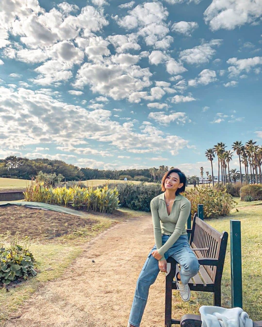 yeNahさんのインスタグラム写真 - (yeNahInstagram)「𝙨𝙬𝙞𝙥𝙚してね🤍﻿ ﻿ ﻿ ﻿ ﻿ If you ever meet someone who makes your life flow easier and makes you laugh like a lot, keep them. That's all you need.﻿ ﻿ ﻿ 🧚🏼‍♀️edited with @haneypresets #haneypresets﻿」11月26日 21時20分 - haney8859
