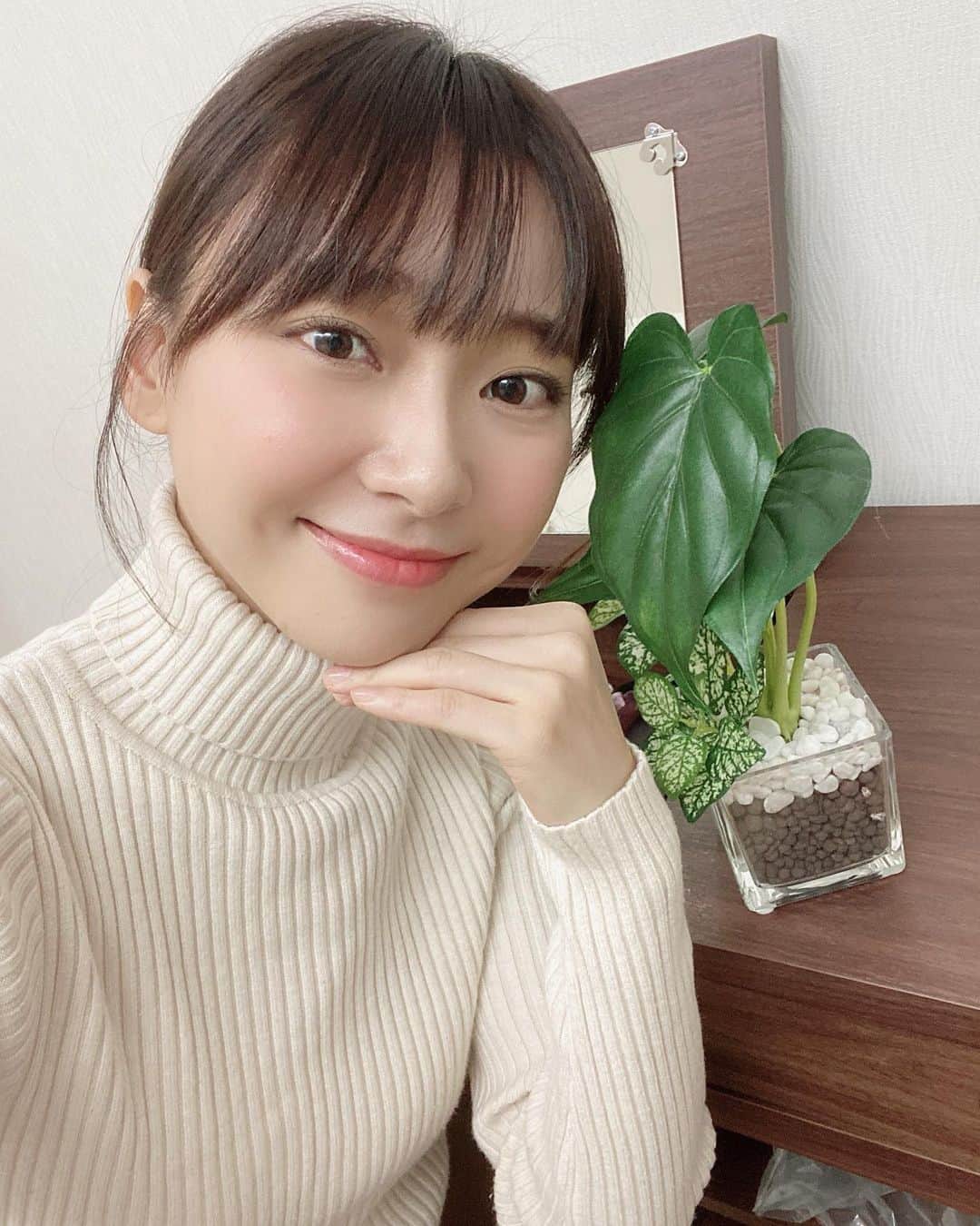 葉月祥子のインスタグラム：「最近は、情報解禁が厳しく撮影現場で写真が撮れないので、、気付くと写真がなく😨💦﻿ ﻿ ﻿ なので隣りにいたこの子と写真撮りました🌿✨﻿ ﻿ スタジオにいたニセモノの葉っぱと📸🌿😊笑﻿ ﻿ ﻿ だんだん愛おしく見えてきました😂🌿✨﻿ ﻿ ﻿ どこでも、リラックスして、楽しくゆるくが私のモットーです😊🐾💕🌿﻿ ﻿ むかしは現場でリラックスするのが難しかったけど、だんだんと、力が抜ける様になってきました。﻿ でもまだ足りないな。もっと自然になりたいな。🌿﻿ 変な人ではありませんよ☺️﻿ ﻿ ﻿ 明日もがんばろっと〜⛄️✨﻿ ﻿ ﻿ #撮影 #現場にて #特別ゲスト #葉っぱ #寂しい待ち時間 #きみのおかげで #リラックスできるよ #ニセモノでも嬉しい #緑 #グリーン大切#明日も沢山笑いたいな #葉月祥子」