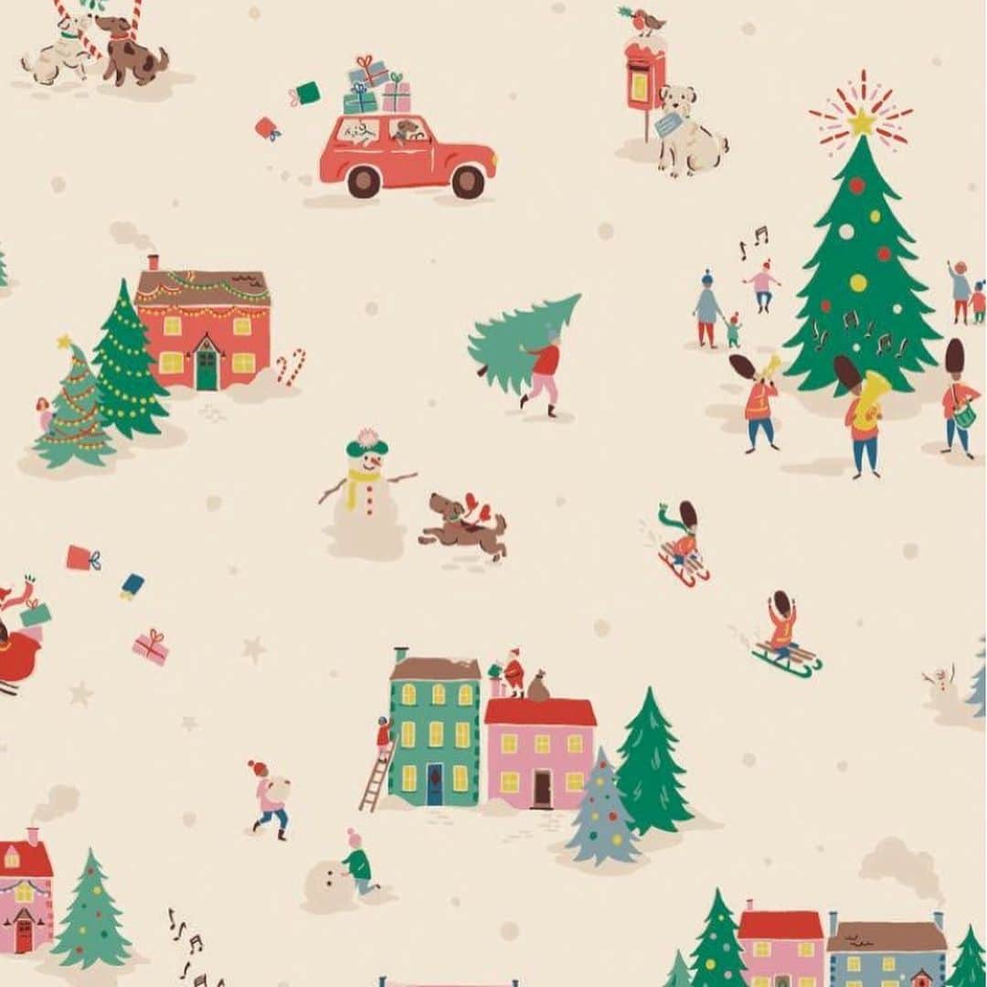 キャス・キッドソンさんのインスタグラム写真 - (キャス・キッドソンInstagram)「今年のクリスマスプリントは、クリスマスに向けて準備を進めるカントリーサイドの村がインスピレーション源🎄﻿ ﻿ 家に飾られた豆電球が灯されオレンジ色に染まる街並み、クリスマスツリーが飾られ、子供達が移動遊園地と一緒に雪遊びする姿や村で生活する人々の営みをフレッシュに描いたこのプリントデザインは、クリスマスの楽しさと喜びにあふれています。﻿ ﻿ キャス キッドソンのアイコンとしておなじみのレイクランドテリアのスタンリーと、シーリハムテリアのビリーも登場します。﻿ ﻿ 「クリスマスヴィレッジ」のアイテムと一緒にクリスマス準備を始めてみては？﻿ ﻿ ホリデーコレクションはプロフィール欄のリンクから﻿ ﻿ #キャスキッドソン #クリスマス #プリントストーリー #クリスマス準備 #クリスマスプリント #ホリデーコレクション」11月26日 21時31分 - cathkidston_jp
