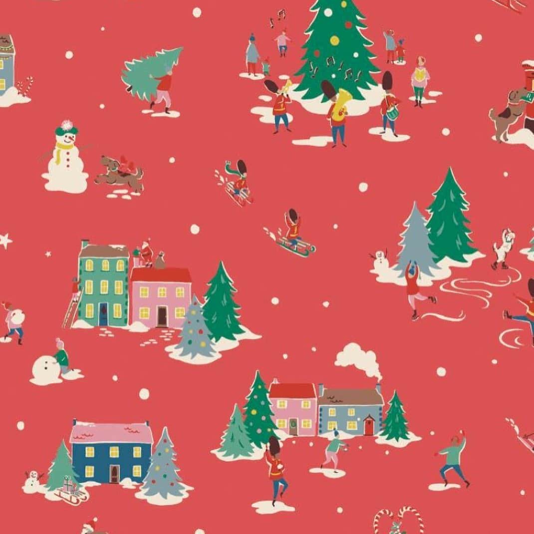 キャス・キッドソンさんのインスタグラム写真 - (キャス・キッドソンInstagram)「今年のクリスマスプリントは、クリスマスに向けて準備を進めるカントリーサイドの村がインスピレーション源🎄﻿ ﻿ 家に飾られた豆電球が灯されオレンジ色に染まる街並み、クリスマスツリーが飾られ、子供達が移動遊園地と一緒に雪遊びする姿や村で生活する人々の営みをフレッシュに描いたこのプリントデザインは、クリスマスの楽しさと喜びにあふれています。﻿ ﻿ キャス キッドソンのアイコンとしておなじみのレイクランドテリアのスタンリーと、シーリハムテリアのビリーも登場します。﻿ ﻿ 「クリスマスヴィレッジ」のアイテムと一緒にクリスマス準備を始めてみては？﻿ ﻿ ホリデーコレクションはプロフィール欄のリンクから﻿ ﻿ #キャスキッドソン #クリスマス #プリントストーリー #クリスマス準備 #クリスマスプリント #ホリデーコレクション」11月26日 21時31分 - cathkidston_jp