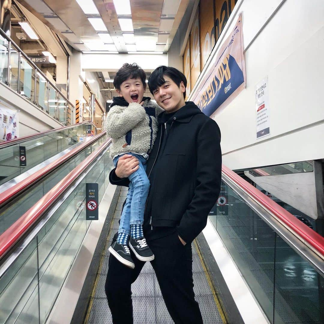 シンバさんのインスタグラム写真 - (シンバInstagram)「#야심찬형제 #유찬아 #장난감 #사러가자 #youngerbrother @u_chanee  Photo by mom @castle0526」11月26日 21時37分 - simba_jjcc