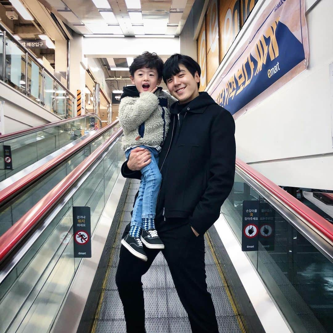 シンバさんのインスタグラム写真 - (シンバInstagram)「#야심찬형제 #유찬아 #장난감 #사러가자 #youngerbrother @u_chanee  Photo by mom @castle0526」11月26日 21時37分 - simba_jjcc