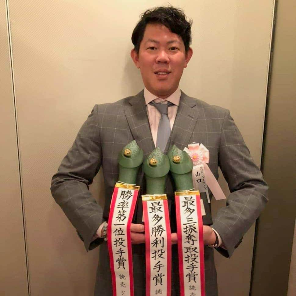 読売巨人軍さんのインスタグラム写真 - (読売巨人軍Instagram)「【NPB AWARDS 2019】#山口俊 投手が、勝率第一位投手賞、最多勝利投手賞、最多三振奪取投手賞、ベストナイン賞（投手）の4部門で受賞🎊 「一生懸命投げた結果、僕自身の成績もよかったですが、何よりチームが優勝できて本当にうれしかった。本当にいいシーズンでした」 #巨人  #ジャイアンツ  #読売ジャイアンツ #giants」11月26日 21時37分 - yomiuri.giants