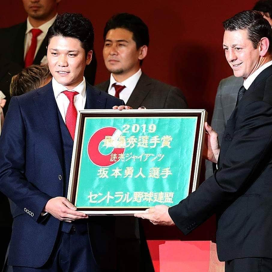 読売巨人軍さんのインスタグラム写真 - (読売巨人軍Instagram)「【NPB AWARDS 2019】#坂本勇人 選手が #セ・リーグ最優秀選手賞（#MVP）のほかに #ベストナイン（遊撃手）を受賞しました🎊 「チームが優勝し、この賞を受賞できたことに感謝いたします。キャプテンとして初めてのリーグ優勝できた事が何よりうれしく思っています。ただ、日本シリーズでは大変悔しい思いをしました。来年は日本一を獲れるようにチームに貢献したいと思います。本日はありがとうございました」 #巨人  #ジャイアンツ  #読売ジャイアンツ #giants」11月26日 21時41分 - yomiuri.giants