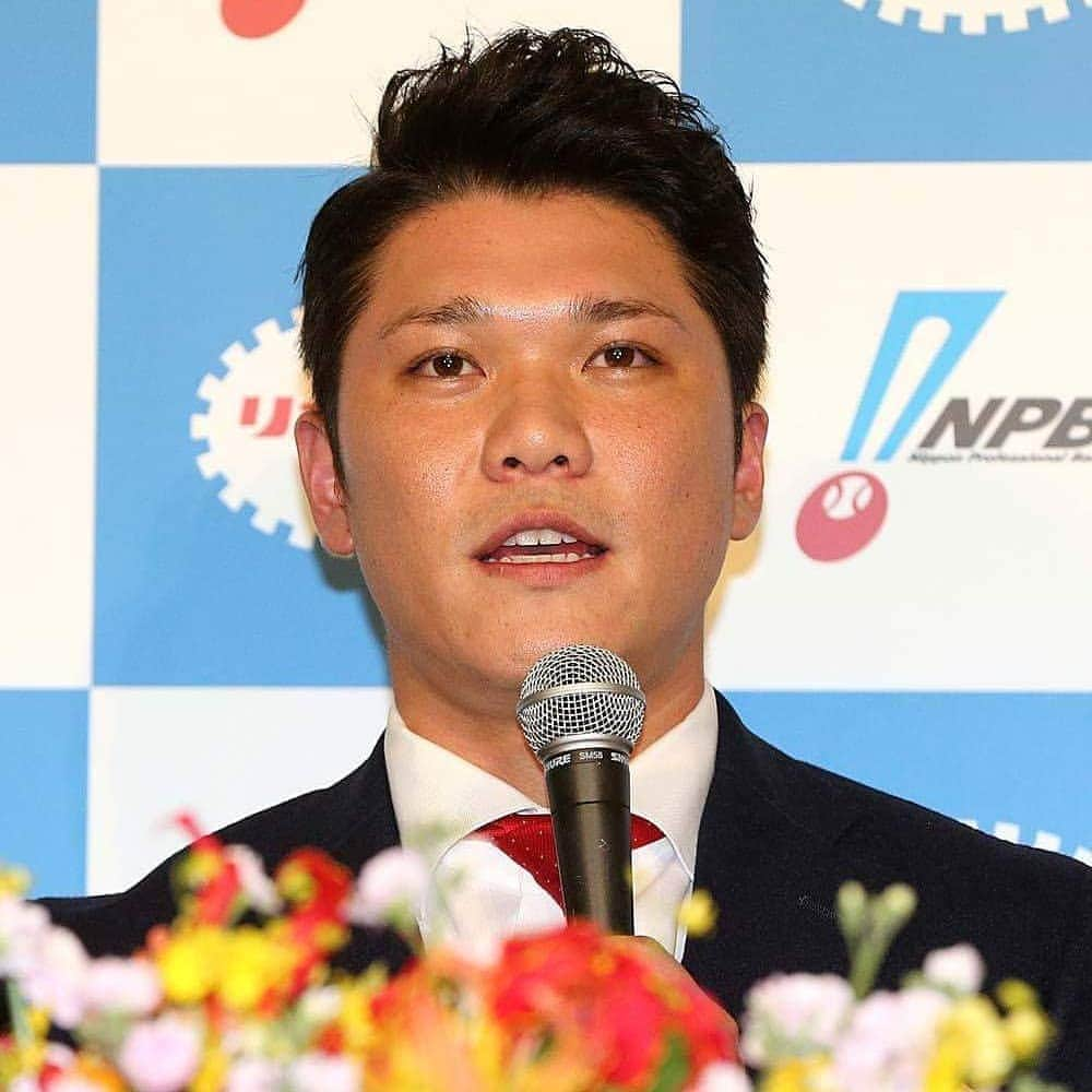 読売巨人軍さんのインスタグラム写真 - (読売巨人軍Instagram)「【NPB AWARDS 2019】#坂本勇人 選手が #セ・リーグ最優秀選手賞（#MVP）のほかに #ベストナイン（遊撃手）を受賞しました🎊 「チームが優勝し、この賞を受賞できたことに感謝いたします。キャプテンとして初めてのリーグ優勝できた事が何よりうれしく思っています。ただ、日本シリーズでは大変悔しい思いをしました。来年は日本一を獲れるようにチームに貢献したいと思います。本日はありがとうございました」 #巨人  #ジャイアンツ  #読売ジャイアンツ #giants」11月26日 21時41分 - yomiuri.giants