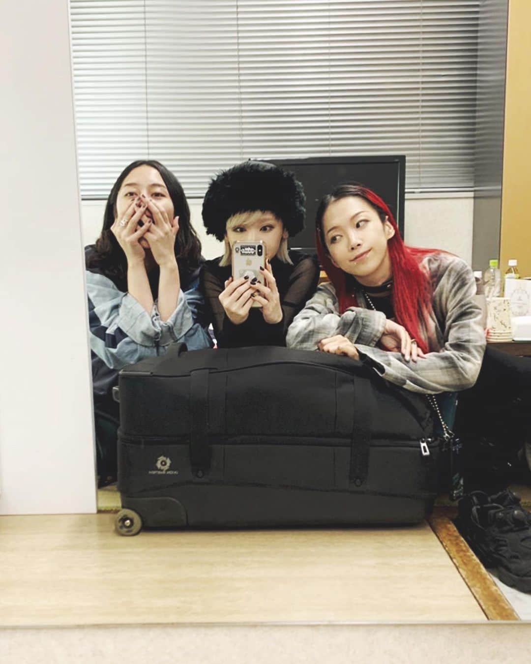 si ouxのインスタグラム：「楽屋！ とってもあったかい現場で、このすばらしい環境でReolがすくすく育っていってるのだなと、その一翼を微力ながら担えたことを嬉しく思いました🌱 たのしかった！ありがとうございました✨」