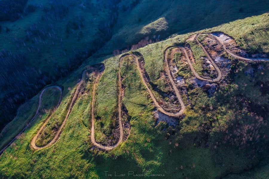 啝 （わ）のインスタグラム：「Abandoned mine 𓆲 𓆲 𓆲 #droneoftheday #djimavicpro #djiglobal #drone #dronephotography #dronestagram #dji #topdronephotos #fromwhereidrone #wedroneasia #droneosoar #skyhilife  #japan_urbex #JJ_URBEX #jp_gallery #kf_urbandonedmasks #KINGS_ABANDONED #m3xtures #Meistershots #moodygrams #nature_takes_over #natures_reclaim #pr0ject_uno #rsa_preciousjunk #savethedecay」