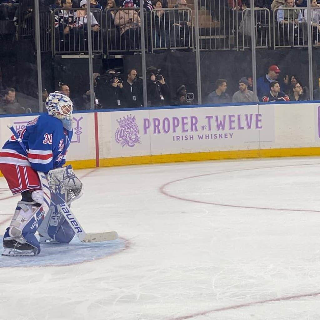 コナー・マクレガーさんのインスタグラム写真 - (コナー・マクレガーInstagram)「Proud to support the ‘Hockey fights cancer’ movement with the @nhl and the @nyrangers at Madison Square Garden!  Thank you guys 🎀」11月26日 21時51分 - thenotoriousmma