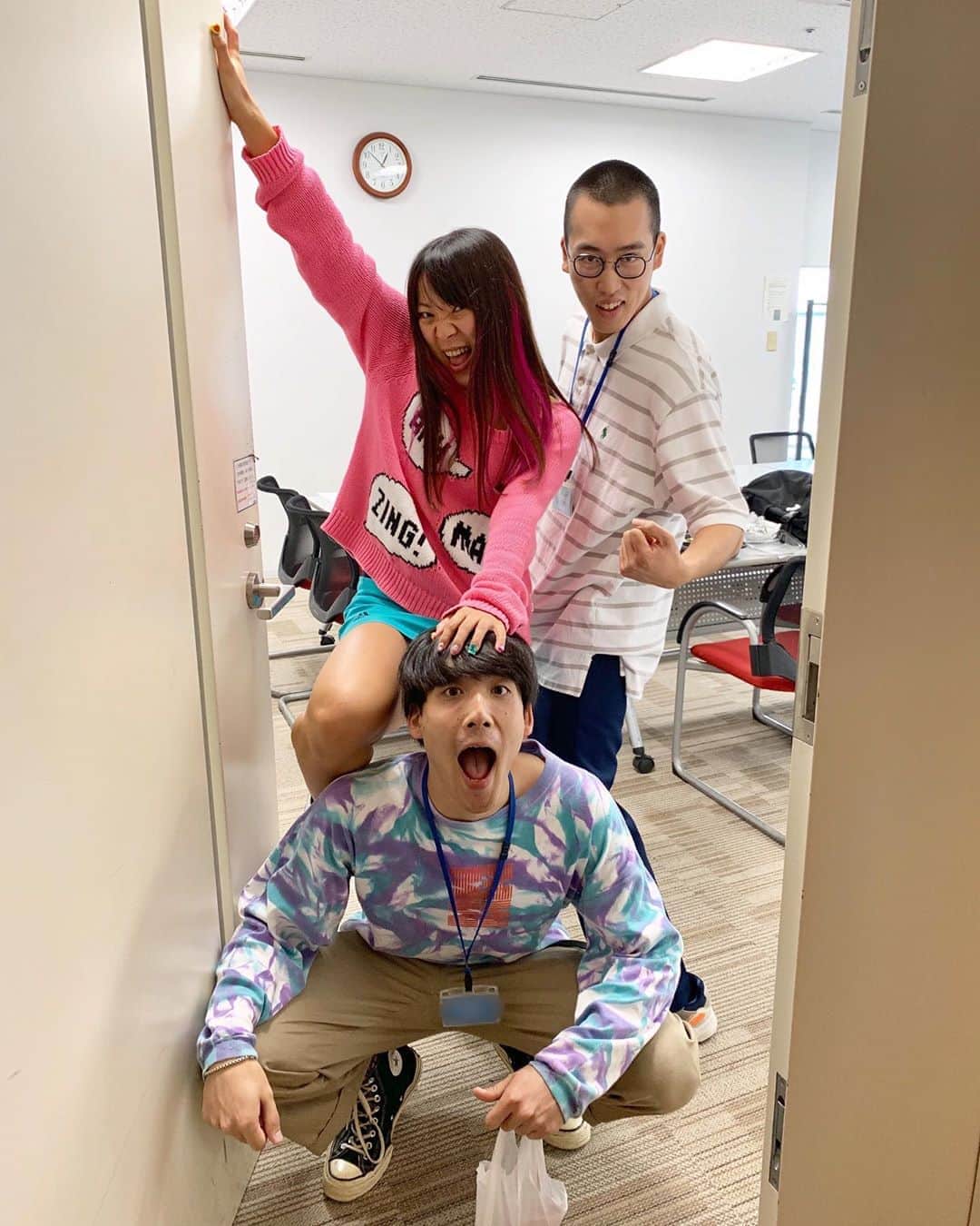 日本テレビ「ウチのガヤがすみません！」のインスタグラム：「. 🎂🍰🎂🍰🎂 フワちゃんと#新作のハーモニカ が楽屋で ワイワイ楽しそうだったので😉📸✨ ❤️💜💚💛💙 はやめの入りだったから外が寒かったらしく… ぴんくのセーターで#日テレ 入りした#フワちゃん 🤩 バイク移動🛵💨💨ゆえ冬は要防寒…🥶 🎉🎊🎉🎊🎉 . ❷枚目は… 「髪を下ろしたフワちゃんかわいい☺️💘」という声が ちらほらあったので… ダウンスタイルヘア👩🏻‍🦰の動画をおまけで🤲💕 . #ウチのガヤがすみません #ウチガヤ  #ガヤ芸人オフショット #芸人 #26th #HBD」