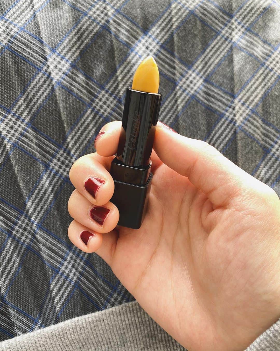 村田倫子さんのインスタグラム写真 - (村田倫子Instagram)「黄色のリップ。  素の唇につけるとなんともいえない 絶妙な色になりました。 手持ちのリップに重ねても、色の変化を楽しめるらしい…  大好きな @celvoke.jp はよく売り場を覗きにいくのですか、新作でてるとつい…。こちらは今シーズンの限定みたいです🎄しかも残り少ないと言われると余計にね。(ミーハー)  リップばかり増えるから自制中なのですが、可愛い色がたくさん発売されるから、困ってる(｡•́︿•̀｡) みなさんの推しリップありますか？」11月26日 21時55分 - rinco1023