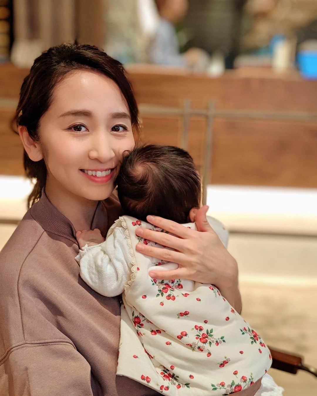 小野恵美のインスタグラム：「愛おしいうずまき♡ つむじ、生えかた、主人ソックリ🤣  土日は、主人と娘と一緒に近所でランチを楽しめるので幸せなんです☺️🍽 ＊ 首もしっかりしてきて、縦抱き大好き。 絵本に興味を示して、喃語でニコニコおしゃべりも楽しんでいます😘 驚くスピードで成長中👶✨ #女の子ベビー #女の子ママ #ママ #新米ママ #赤ちゃん #baby #babygirl #2ヶ月 #生後2ヶ月 #乳児 #子育て #育児」