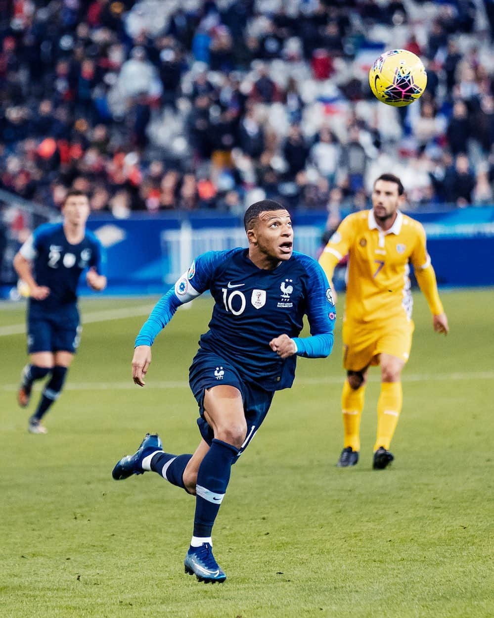 サッカー フランス代表チームさんのインスタグラム写真 - (サッカー フランス代表チームInstagram)「Les yeux rivés sur le ballon ! 👀 #FiersdetreBleus @k.mbappe 📸@jeremie_masuka - Eyes on the ball!👀」11月26日 22時09分 - equipedefrance