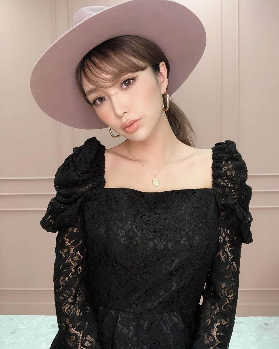 梯真奈美さんのインスタグラム写真 - (梯真奈美Instagram)「insta liveで着用してた明日発売の新作🦋 ぎゅっとギャザーを寄せて出したほどよいボリューム感がポイントなの❤️ レザーパンツで甘さ控えめcodeだよ😎  そしていよいよ明日から福岡POPUP❤️ ぜひお近くの方は遊びに行かれてくださいね😘 #明日の新作 #eimy #eimyistoire」11月26日 22時02分 - official_manami