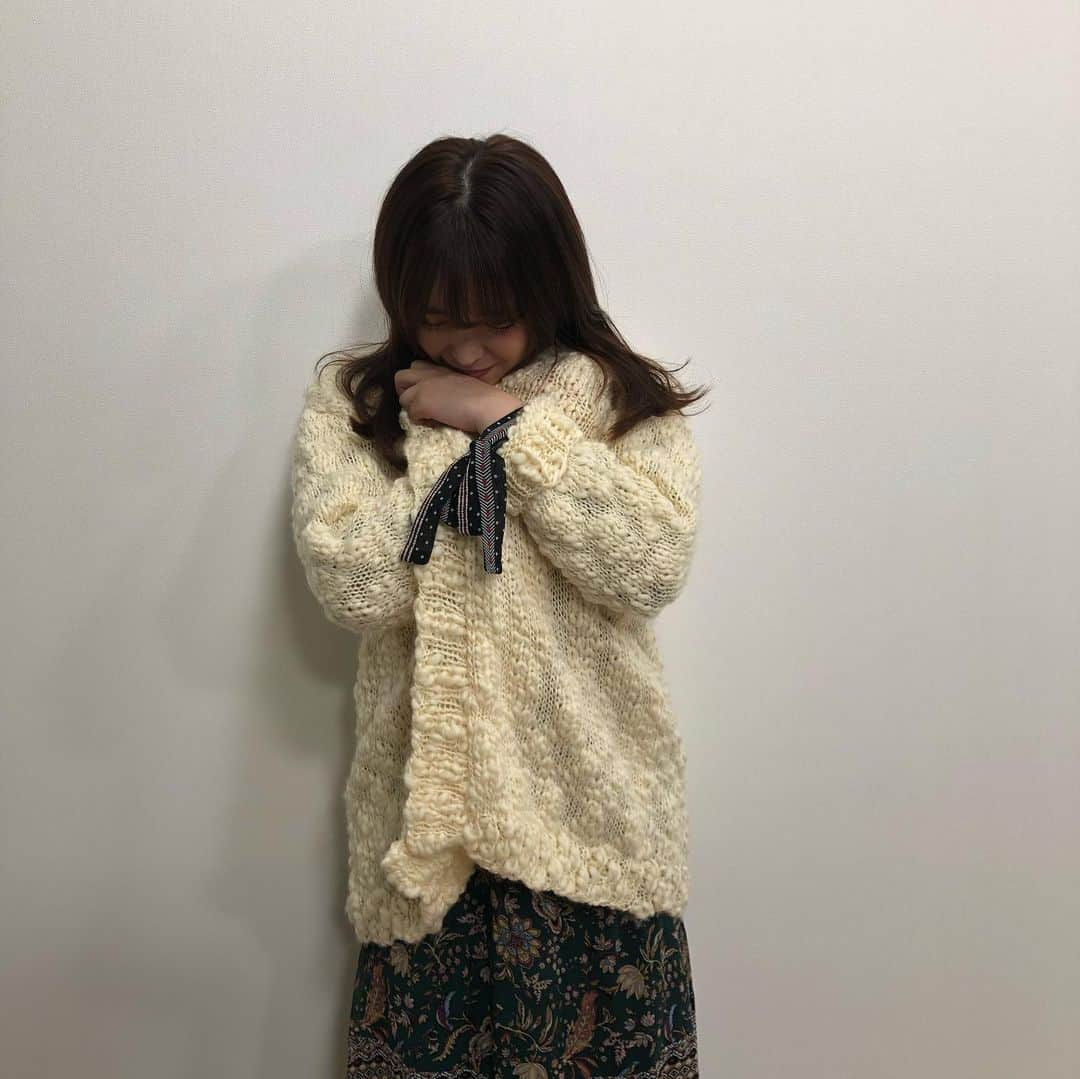 中島早貴さんのインスタグラム写真 - (中島早貴Instagram)「Rakuten LIVE g i®️l s tallk!!! 1.衣装👗 - 先週と同じく手編みキットで作れるカーディガン！ とっっっても暖かかったです😳 なんなら暑すぎた。笑 この冬編み物チャレンジしたい方、おすすめです！✨ タグからとんでね😘 - 最近ついてきてくれてる ニューマネージャーさんが なかじま被写体カメラ初挑戦！とゆー事で記念に全部載せちゃうよん😂✌️ - #ガールズトークワン」11月26日 22時02分 - saki__nakajima__uf