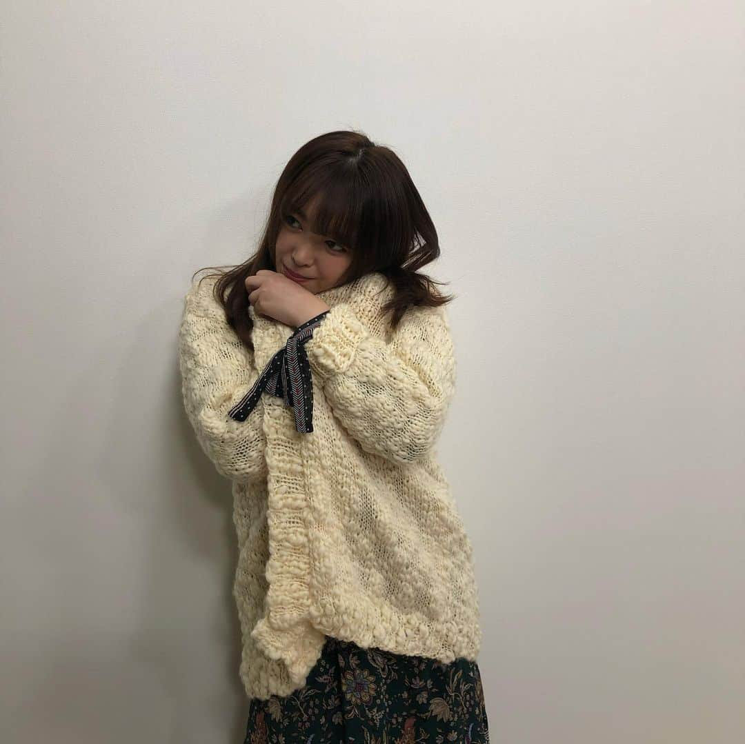 中島早貴さんのインスタグラム写真 - (中島早貴Instagram)「Rakuten LIVE g i®️l s tallk!!! 1.衣装👗 - 先週と同じく手編みキットで作れるカーディガン！ とっっっても暖かかったです😳 なんなら暑すぎた。笑 この冬編み物チャレンジしたい方、おすすめです！✨ タグからとんでね😘 - 最近ついてきてくれてる ニューマネージャーさんが なかじま被写体カメラ初挑戦！とゆー事で記念に全部載せちゃうよん😂✌️ - #ガールズトークワン」11月26日 22時02分 - saki__nakajima__uf