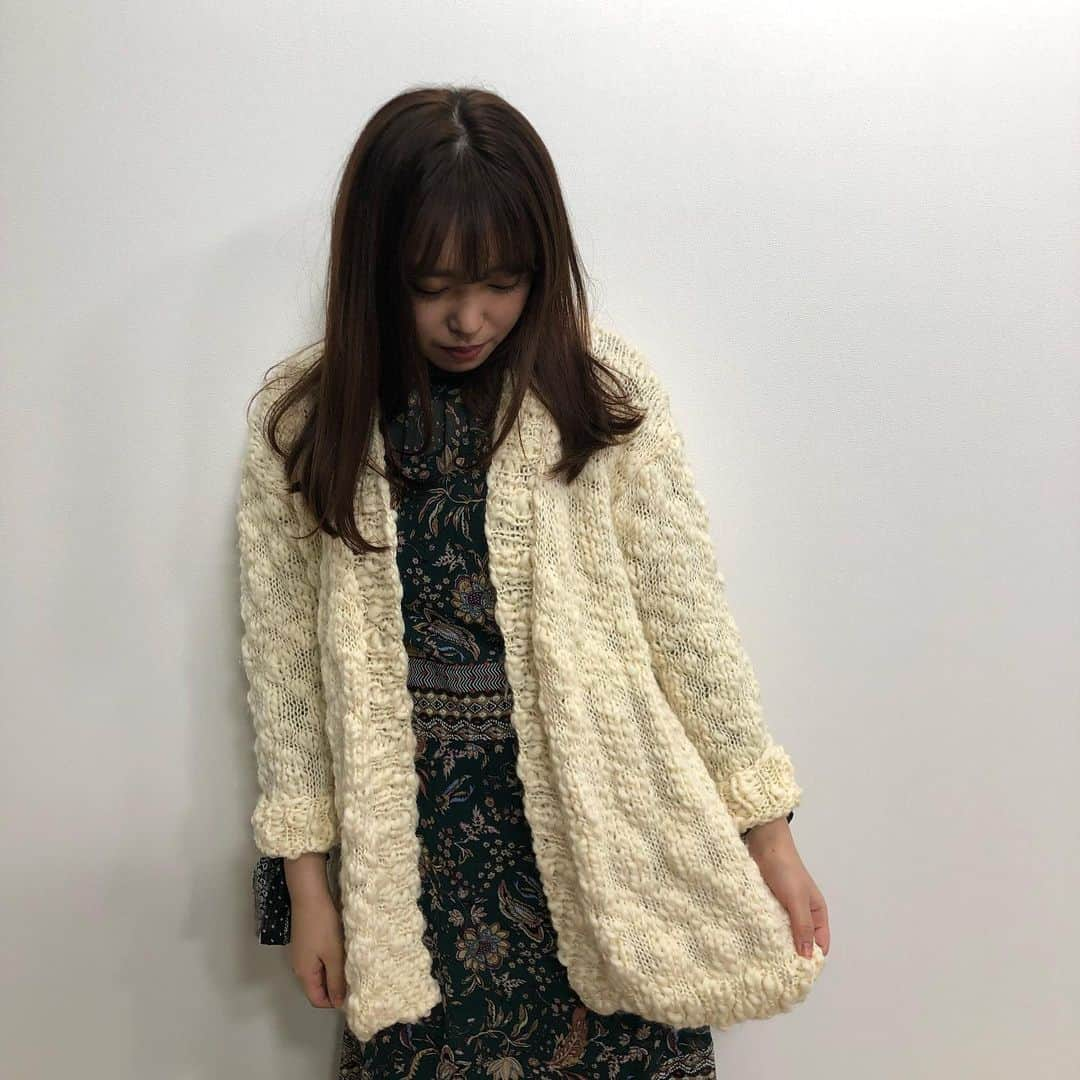 中島早貴さんのインスタグラム写真 - (中島早貴Instagram)「Rakuten LIVE g i®️l s tallk!!! 1.衣装👗 - 先週と同じく手編みキットで作れるカーディガン！ とっっっても暖かかったです😳 なんなら暑すぎた。笑 この冬編み物チャレンジしたい方、おすすめです！✨ タグからとんでね😘 - 最近ついてきてくれてる ニューマネージャーさんが なかじま被写体カメラ初挑戦！とゆー事で記念に全部載せちゃうよん😂✌️ - #ガールズトークワン」11月26日 22時02分 - saki__nakajima__uf