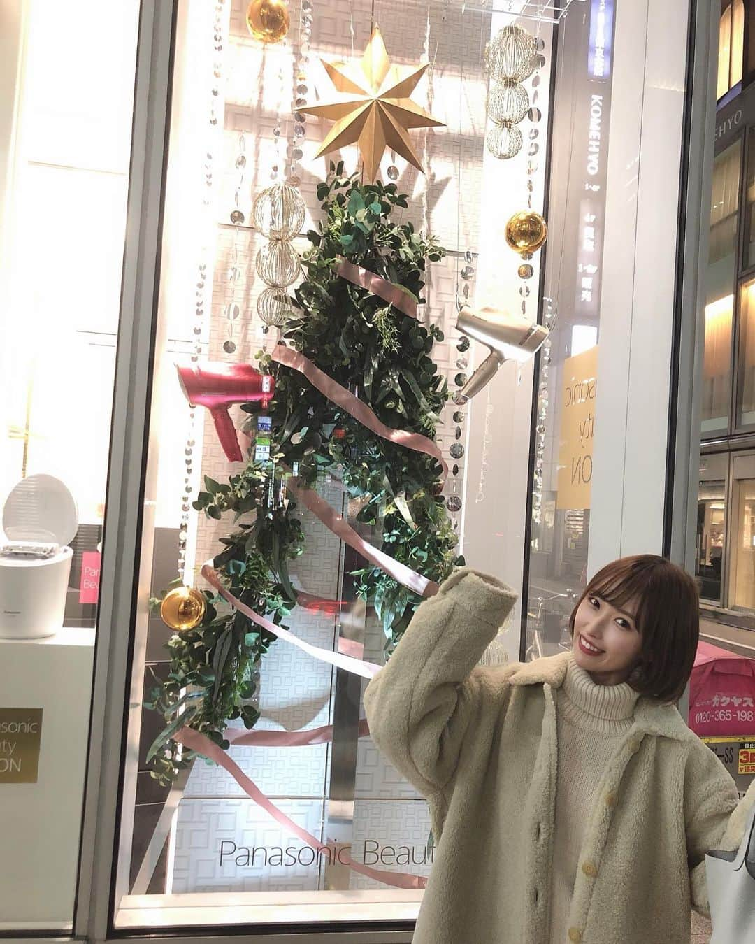 島田玲奈のインスタグラム：「. パナソニックビューティサロン銀座で『VOCE 2019年下半期ベストコスメ』の展示を行っているので見てきました❤️ . 実際にべスコスを受賞した商品の中で気になったものを試したよ！ . 💄YSL ルージュ ピュールクチュールヴェルニ ウォーターステイン → とっても水々しくてプルプルになった！ リップは発色が良くて、落ちにくいのが好きやからドンピシャでした🥺 . 💄SUQQU トーンタッチアイズ12 → 上品なキラキラがめちゃくちゃ可愛かった…欲しい…😢❤️ . その他にもパナソニックビューティサロン銀座には美容家電も置いてあって、それも試せるので、とても良き！ . 美容好きの女の子はもちろん、Xmasプレゼントに悩む男性も、この中から選んだら喜ばれること間違いなしなので、ぜひ行ってみてね🥰🎄🎁 . #voceベスコス #パナソニックビューティー #美容 #美容家電 #ysl #ウォーターステイン #リップ #suqqu #suqqueyeshadow #PR」