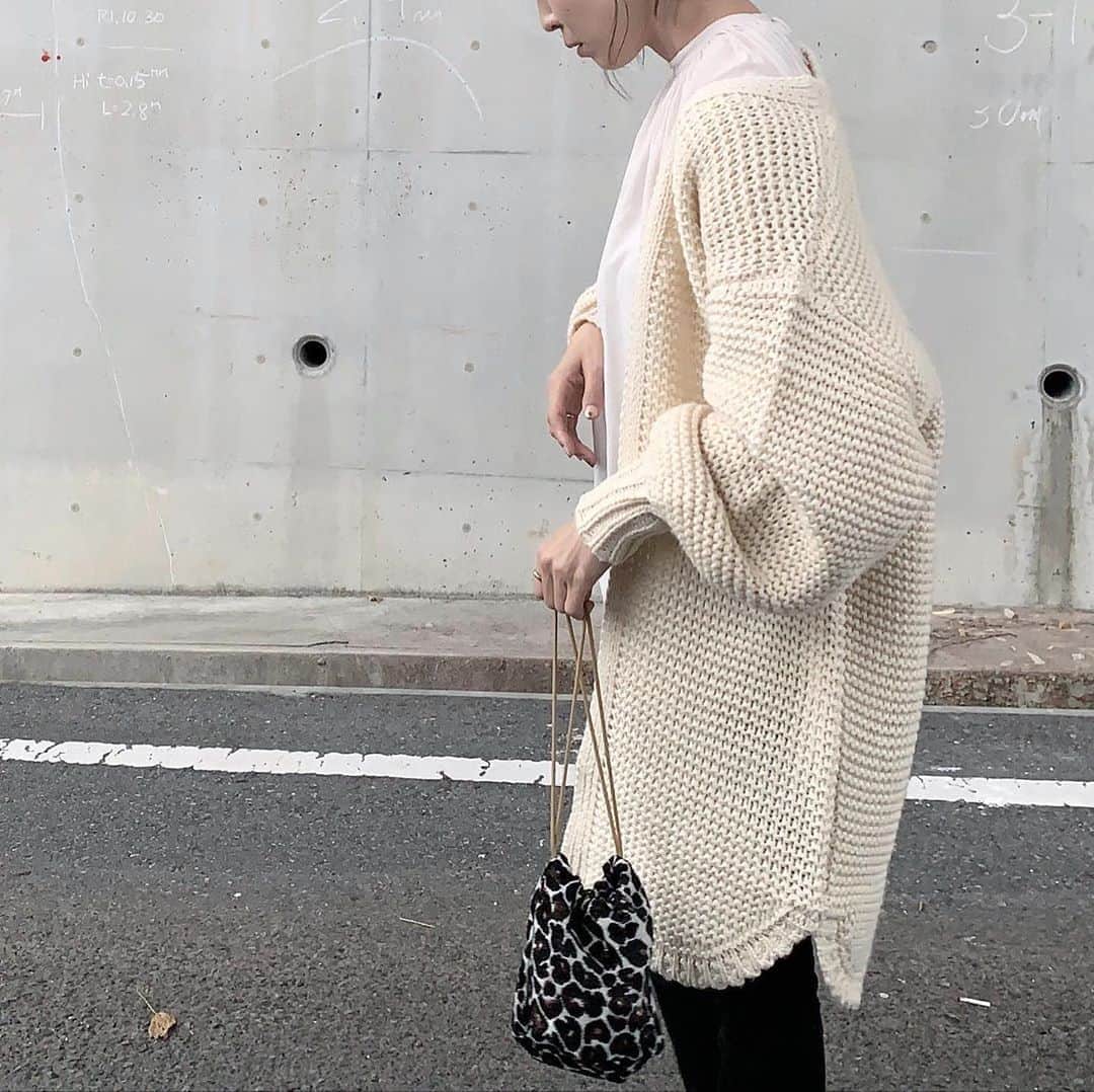 Mie Kawanoのインスタグラム：「あったかニットカーディガン♡ デザインもすごく好み𓂬 @lilimeek00  ____________________________________________ #lilimeek #code #mamacode #コーデ#ママコーデ　#instagood #pr#instafashion #roku #acnestudios #todayful #convers」